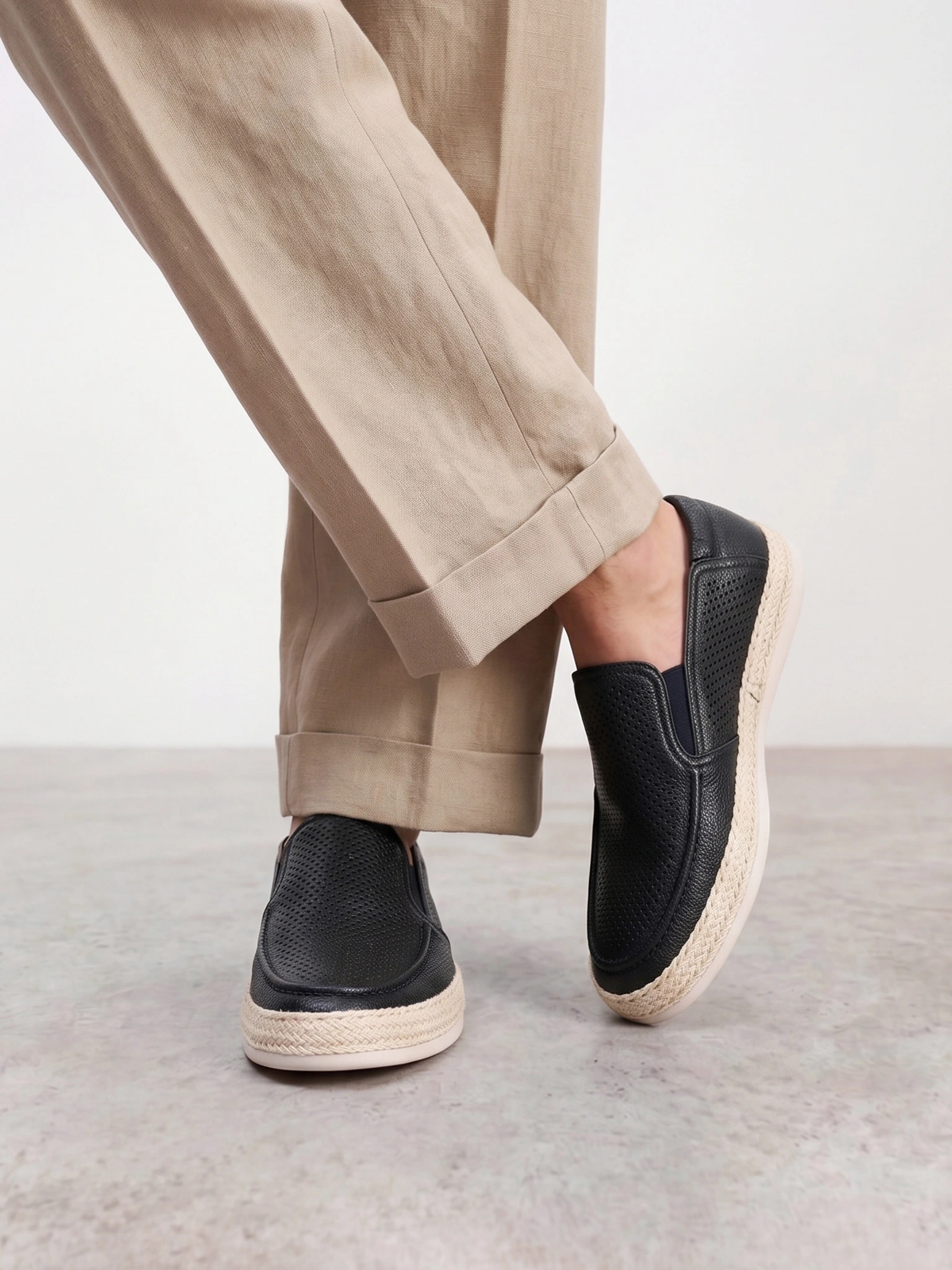 Мокасины темно-синего цвета с перфорацией на низкой подошве